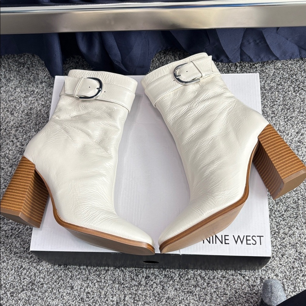 Like New Nine West Taress Ivory Leather Booties Size 6 - Picture 2 of 14
